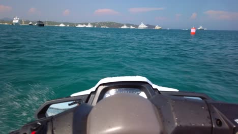 Punto-De-Vista-Montando-Una-Moto-De-Agua-En-El-Sur-De-Francia-Con-Una-Bahía-Llena-De-Megayates,-Vida-De-Lujo-En-Cannes,-Saint-Tropez