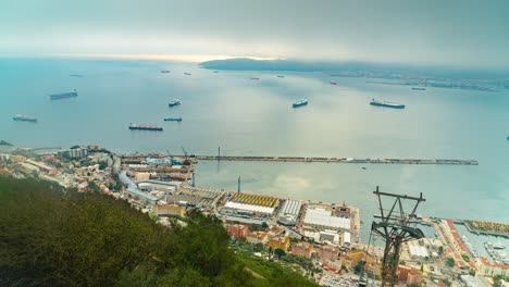nubes grises que fluyen sobre el puerto de gibraltar, vista en lapso de tiempo desde arriba