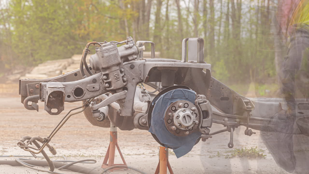 녹슨 차량 구조 프레임이 전문 기계공, 시간 경과에 의해 샌드블라스팅되고 있습니다.