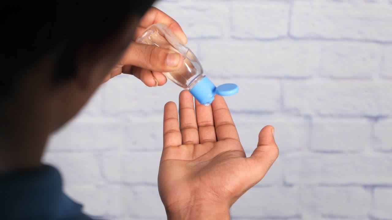 손 소독제를 적용하는 것