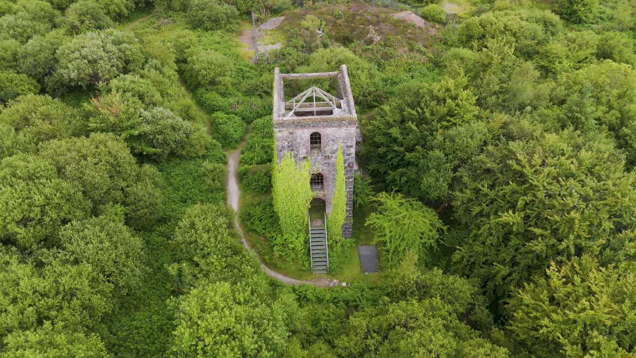vista orbital de un avión no tripulado de una mina vacía y abandonada con la vegetación circundante, cornwall, reino unido