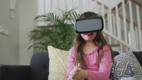 Kaukasisches-Mädchen-Trägt-VR-Headset,-Sitzt-Auf-Dem-Sofa-Und-Hat-Spaß