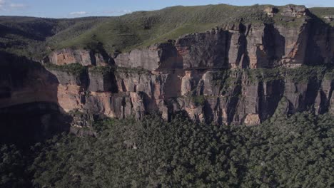 Heidelandschaft,-Die-Sandsteinfelsen-Des-Walls-Lookout-Im-Grose-Valley,-Blue-Mountains-Nationalpark,-Australien,-Bedeckt