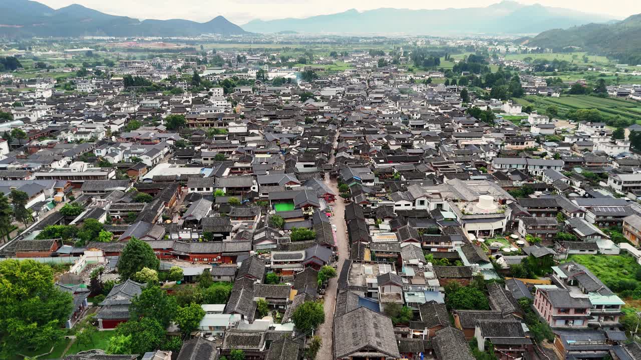 바이샤 고대 마을의 전통적인 어두운 기와 지붕을 고각 항공 촬영으로 담아, 이 중국 문화 유적지의 밀집된 건축물과 역사적인 배치를 보여줍니다.