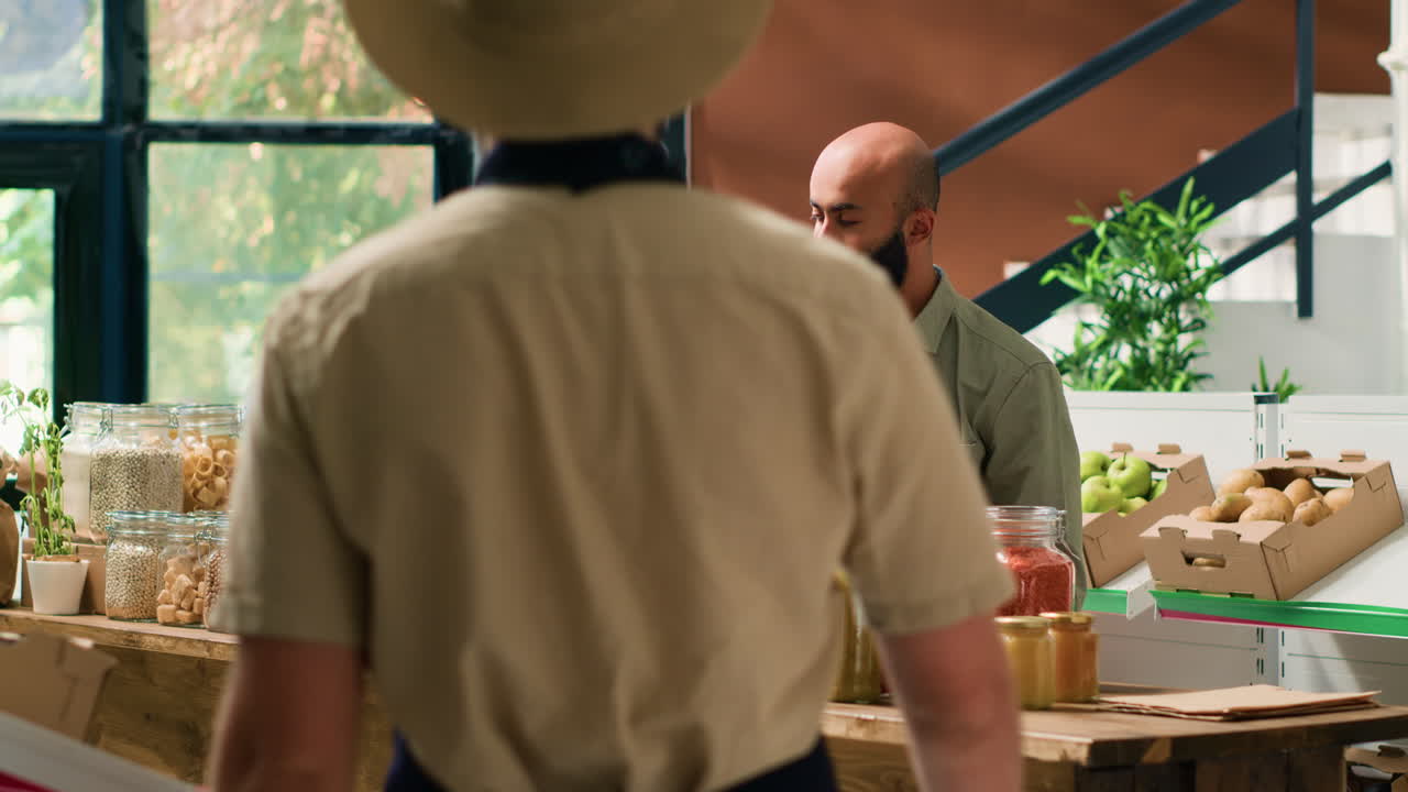 가게 주인이 고객에게 파스타를 선물합니다.