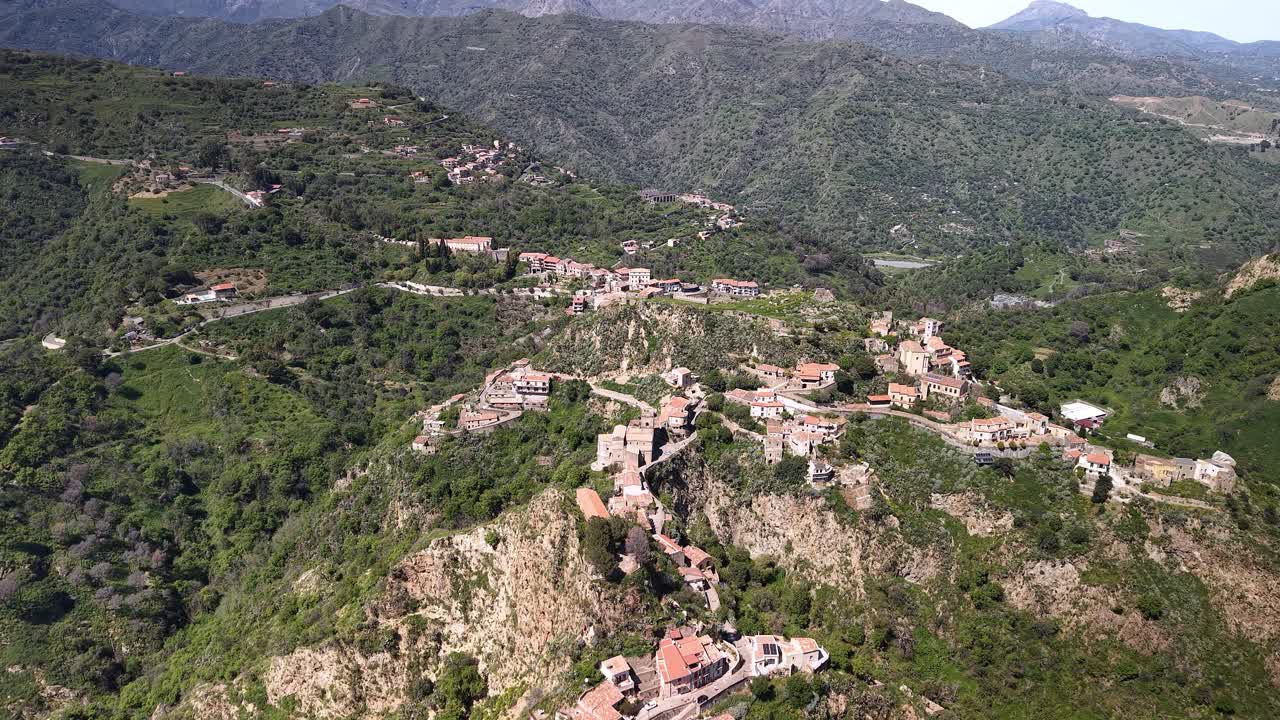 Luftaufnahme der Burg Pentefur in Savoca, Sizilien, inmitten üppig grüner Hügel