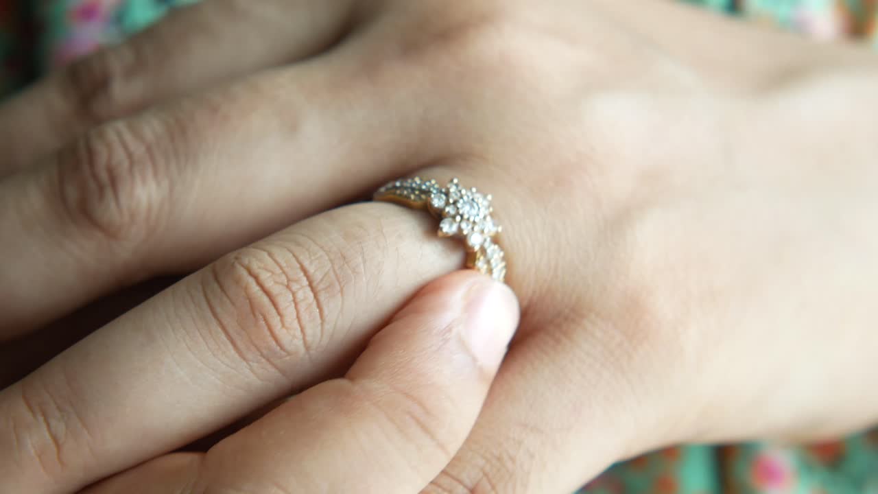 다이아몬드 반지를 입고 있는 여자