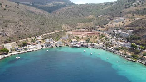 Drone-Aéreo,-área-De-La-Bahía-Y-Un-Pequeño-Pueblo-En-La-Costa