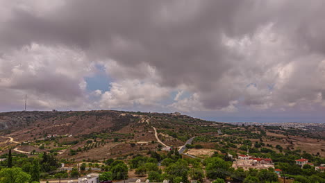 tomada en lapso de tiempo de las nubes sobre el punto de vista del bosque de picni en chipre