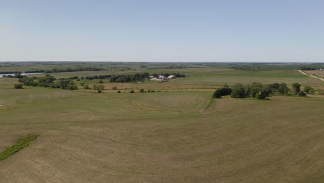 Toma-Aérea-De-Establecimiento-De-Finca-Rural-En-El-País