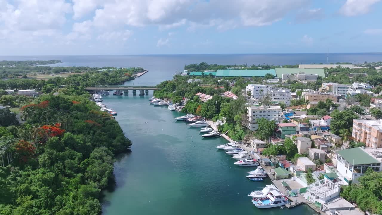 도미니카 공화국 의 리오 로마나 강 입구 와 다리 를 한눈에 볼 수 있다