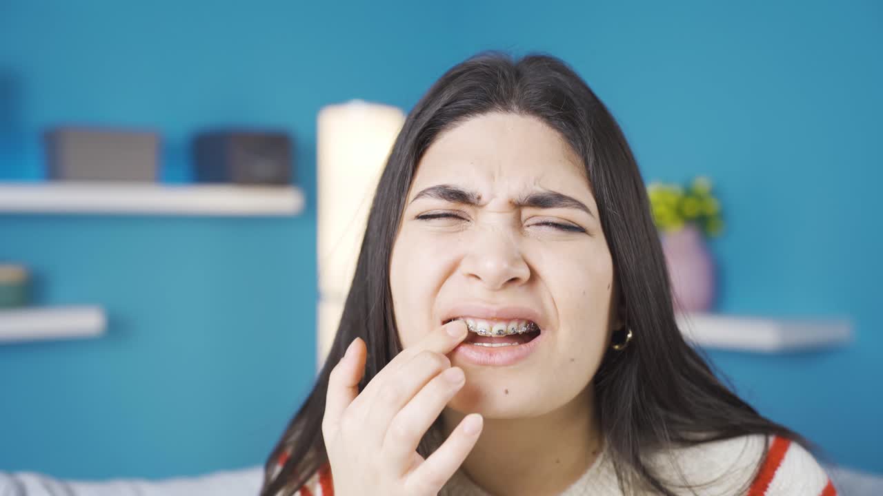 틀을 착용한 즐겁고 유쾌한 젊은 여성의 초상화입니다.