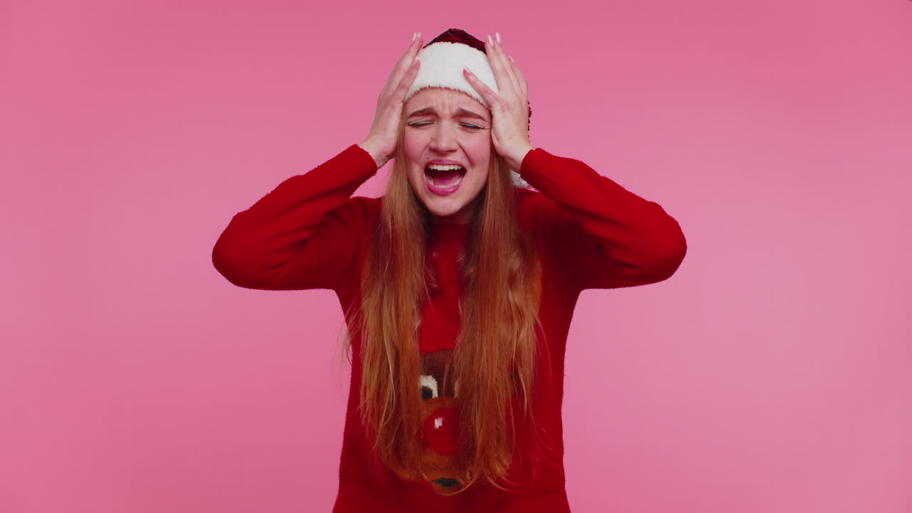 niña de navidad conociendo su propia fobia, evidencia evento de horror, gritando gritando en voz alta enloquecido