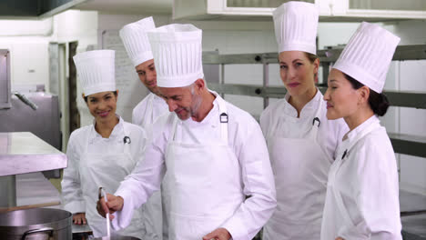 equipo de cocineros dando la señal de ok a la cámara