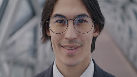 hombre sonriente con gafas