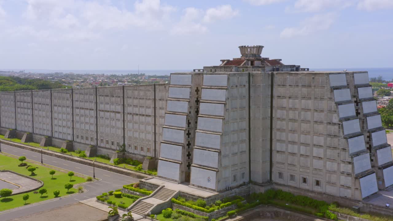 el faro de colón es un monumento mausoleo ubicado en santo domingo este, república dominicana, en homenaje a cristóbal colón.