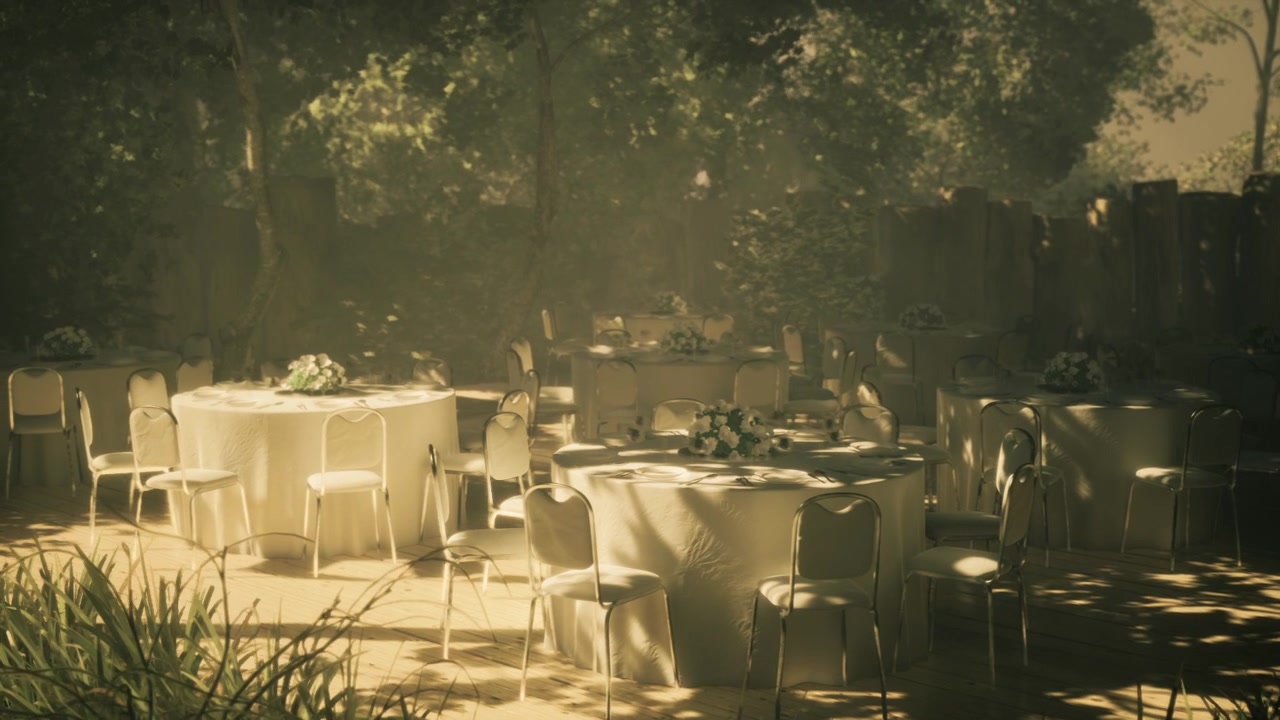 Elegante allestimento per cene all'aperto in un giardino sereno al tramonto.