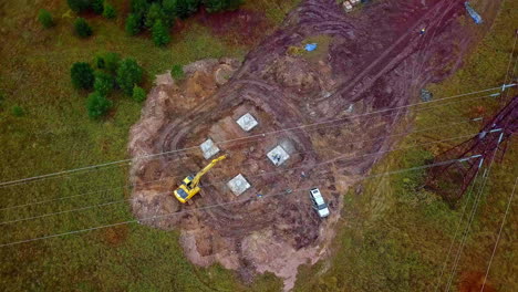 Draufsicht-Auf-Einen-Bagger,-Der-Auf-Der-Baustelle-Am-Gebäudefundament-Arbeitet