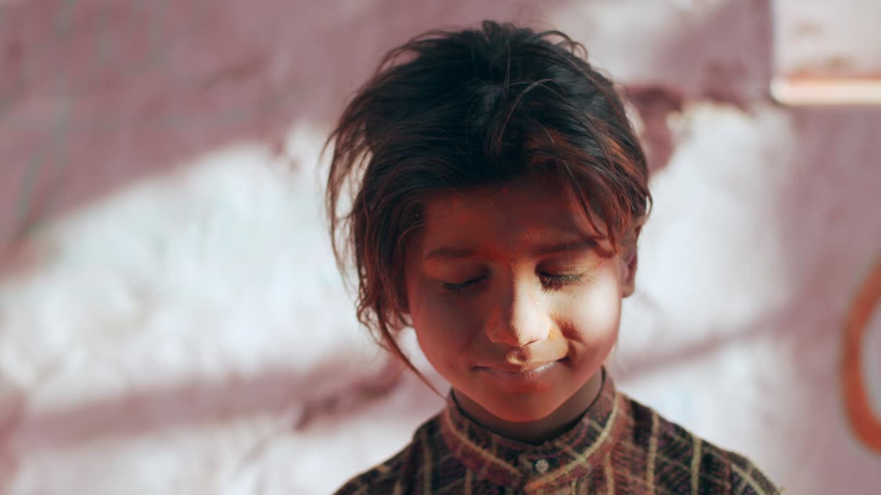 niños celebrando el festival hindú de holi en rajasthan, india