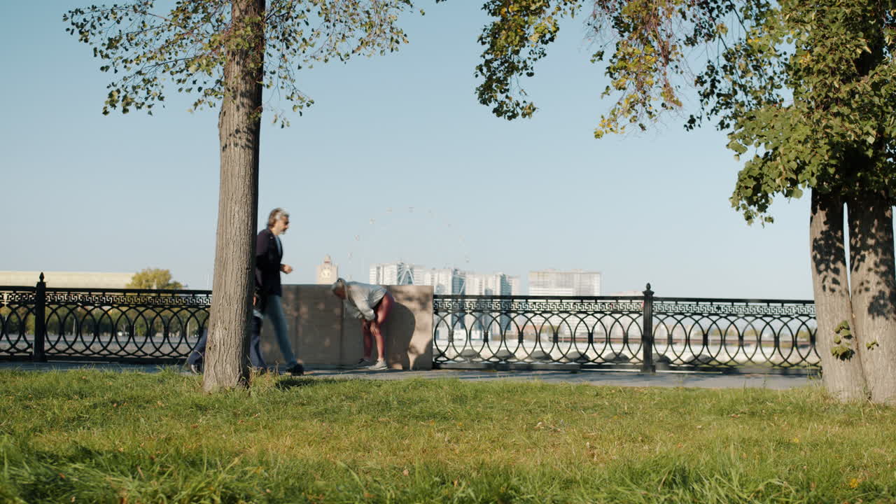 Люди гуляют в парке