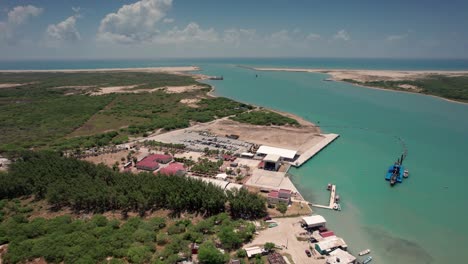 Luftaufnahme-Einer-Sandfabrik-In-Matamoros,-Mexiko,-Mit-Dem-Wunderschönen-Golf-Von-Mexiko-Im-Hintergrund