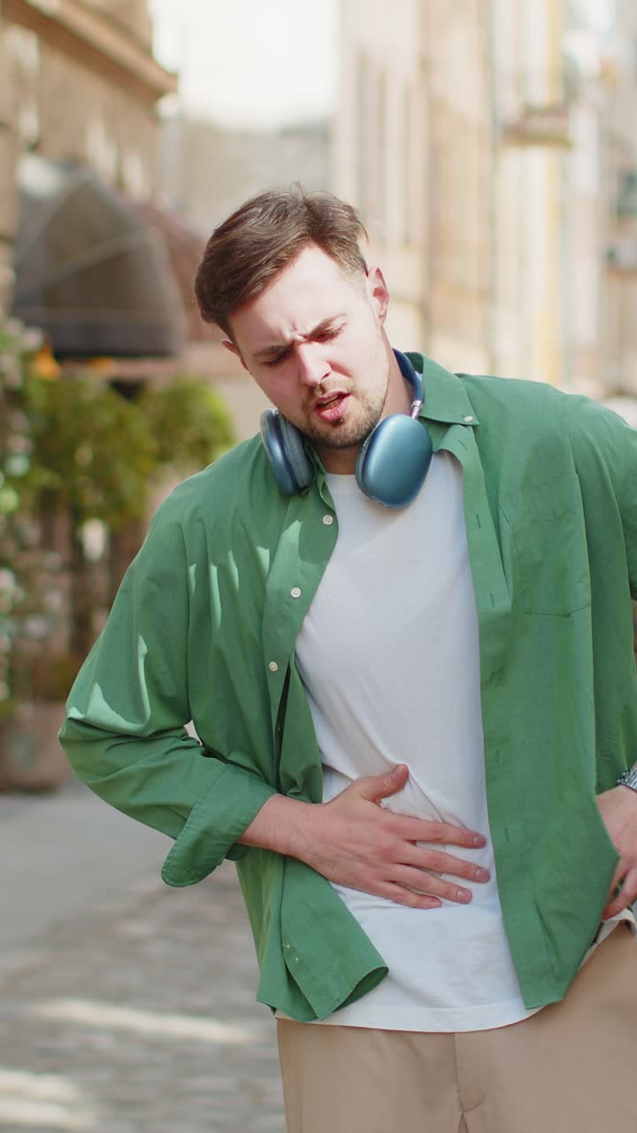 hombre turista sentimiento repentino fuerte dolor abdominal dolor de estómago diarrea gastritis problema en la calle de la ciudad