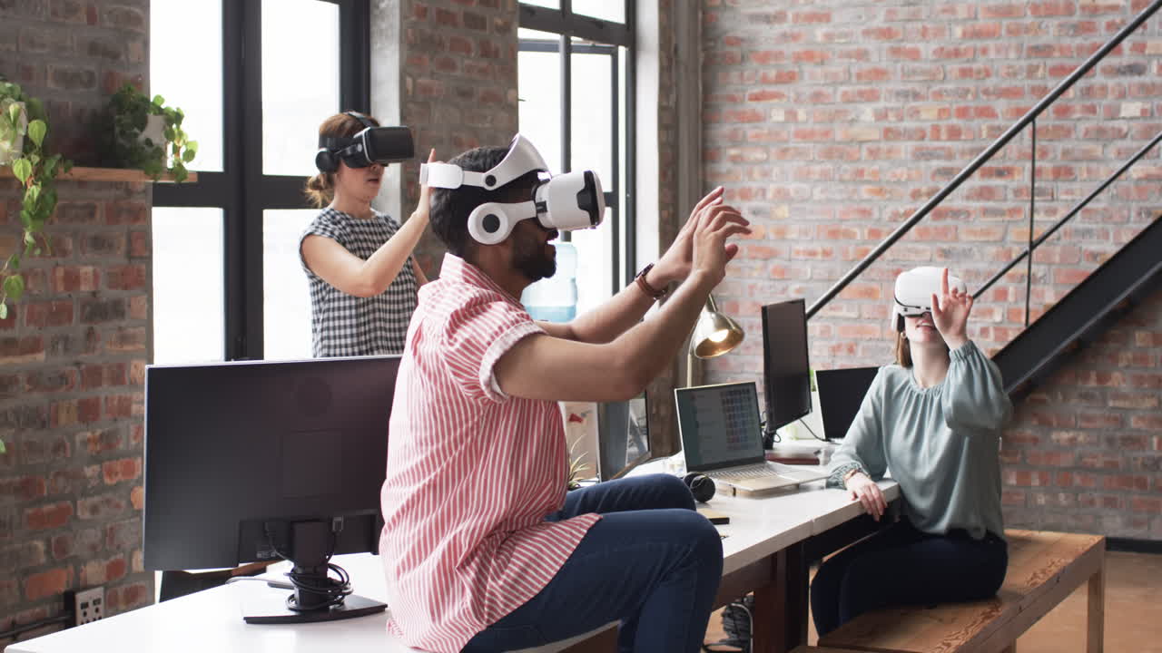 Tre persone sono impegnate in esperienze di realtà virtuale in un moderno ufficio aziendale.