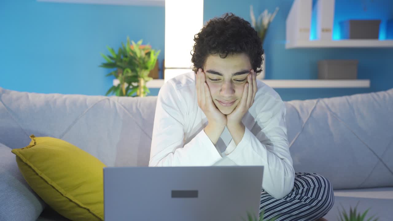 niño acostado en el sofá en casa soñando despierto pensando en lo que sucederá en el futuro.