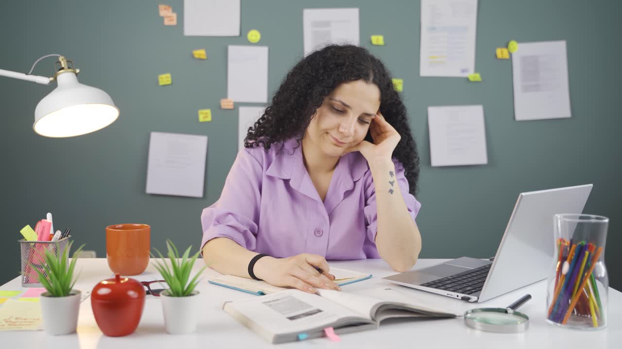 una estudiante infeliz que estudia.