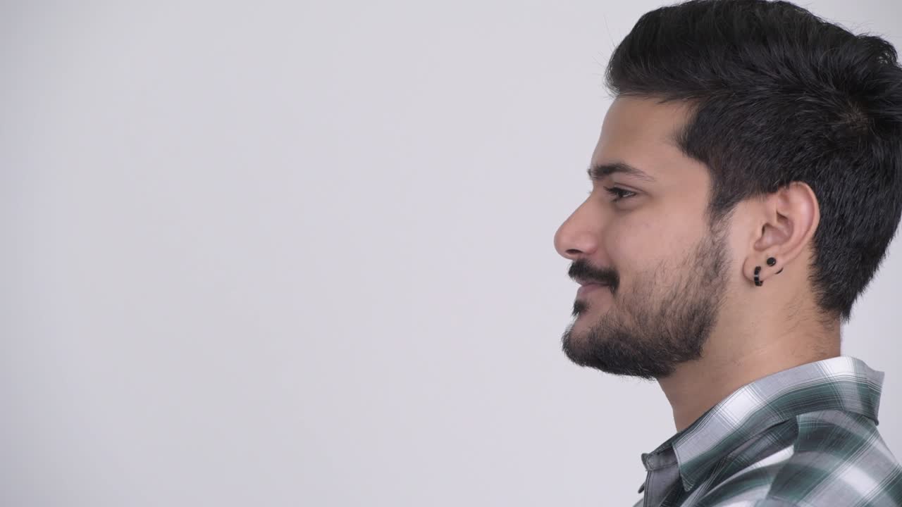 Mutlu genç sakallı Hintli hipster adamın yakın çekim profil görünümü