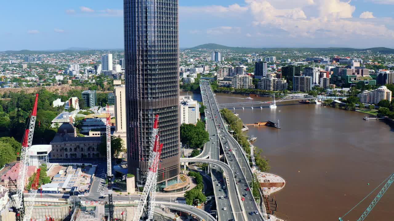 호주 퀸즐랜드주 브리즈번시의 개발 현장 옆에 있는 1 윌리엄 스트리트 빌딩 - 틸트업 드론