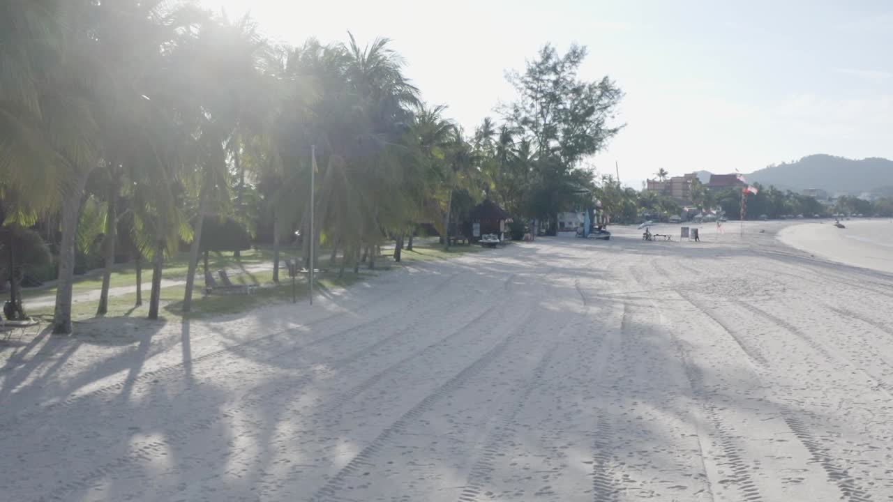 랑카위 섬, 해변, 해안, 야자수와 건물, 화창한 날, 일광의 해변에서 추적 샷