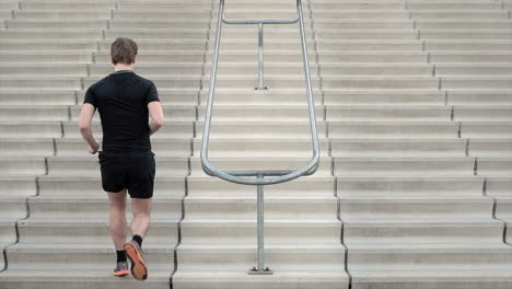 Joven-Corredor-Caucásico-Corriendo-Por-Las-Escaleras-Saltando-Un-Paso