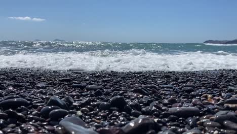 Schöner-Schwarzer-Sandstrand-Vichada-In-Santorini,-Griechenland-An-Einem-Sonnigen-Tag-1