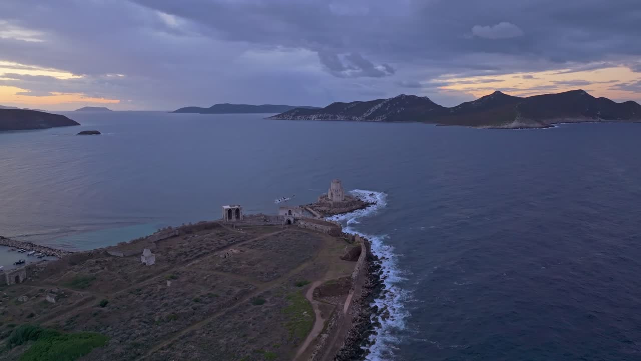 Vista aerea dell'antico Castello di Methoni circondato dal mare e dall'alba.