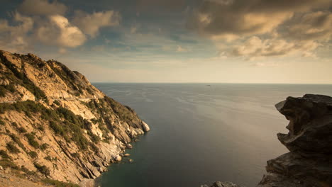 impresionante timelapse de la costa escarpada en elba, italia