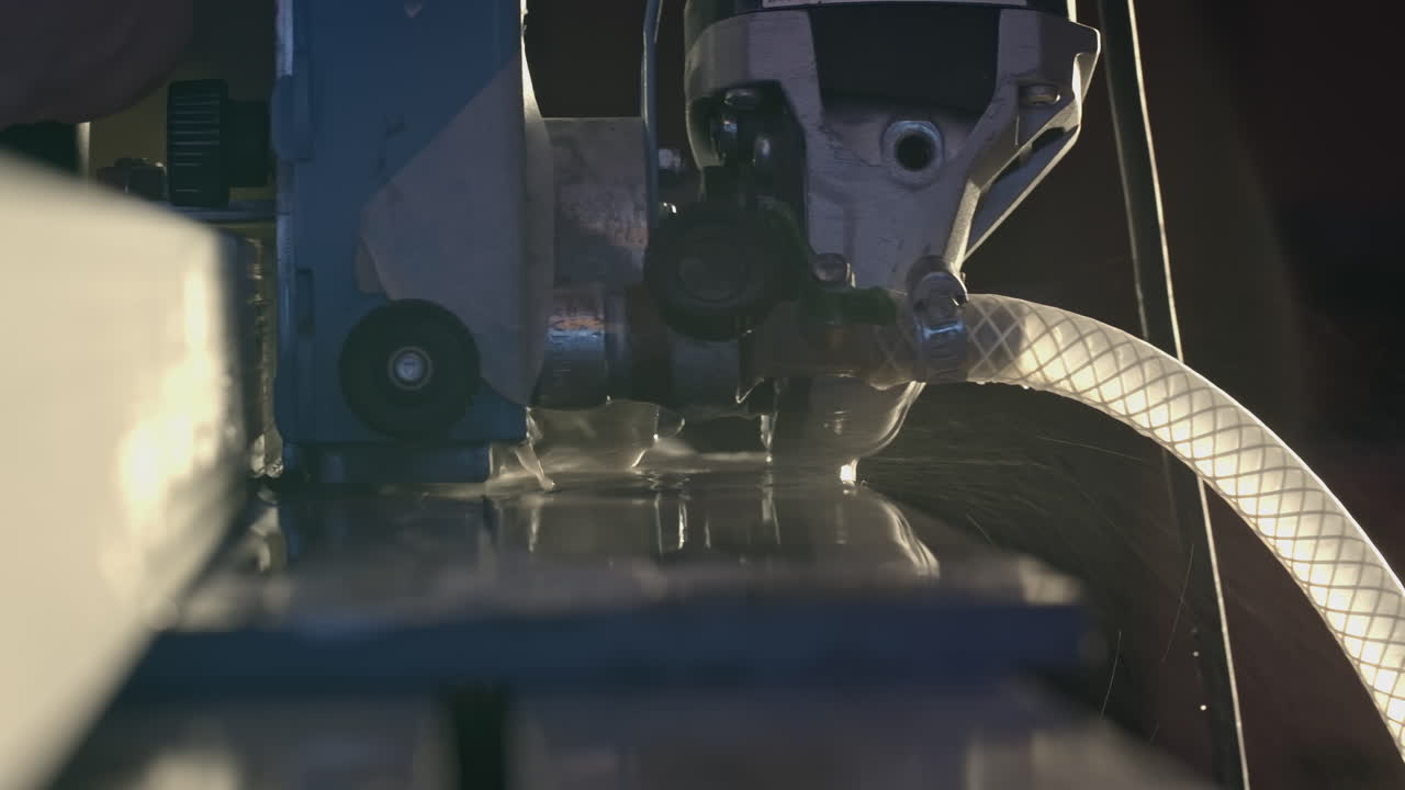 водяная охлаждаемая шлифовальная машина в работе