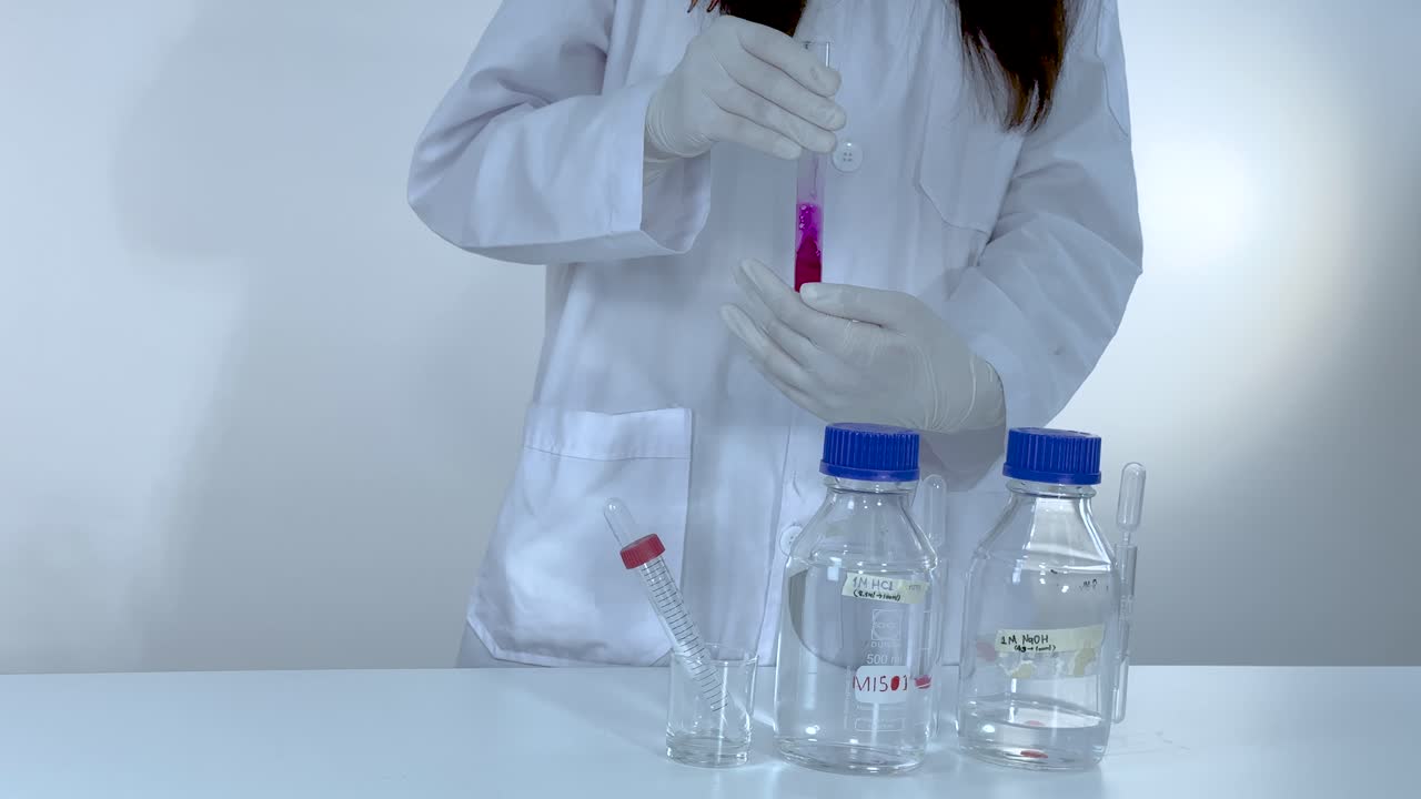observando el cambio de color con las bases en el laboratorio