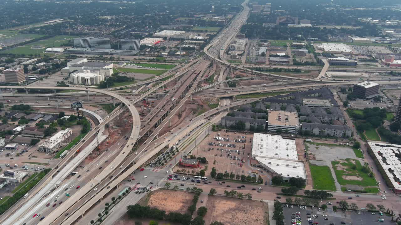 vista de pájaro del tráfico en la autopista 610 y 59 sur en houston, texas