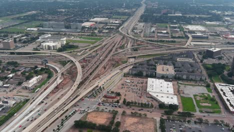 Vista-De-Pájaro-Del-Tráfico-En-La-Autopista-610-Y-59-Sur-En-Houston,-Texas