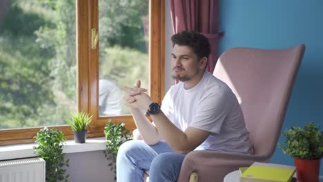 en la ventana el hombre está soñando despierto y riendo.