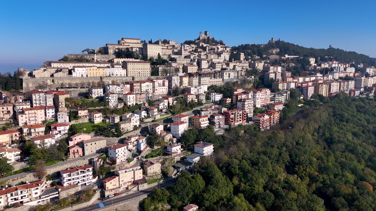 몬테 티타노의 거친 지형에 인 구아이타 요새의 드론.
