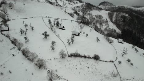 Reise-Durch-Zeit-Und-Tradition-Zwischen-Den-Schneebedeckten-Aschenbergen,-Inmitten-Des-Bleibenden-Charmes-Alter-Häuser