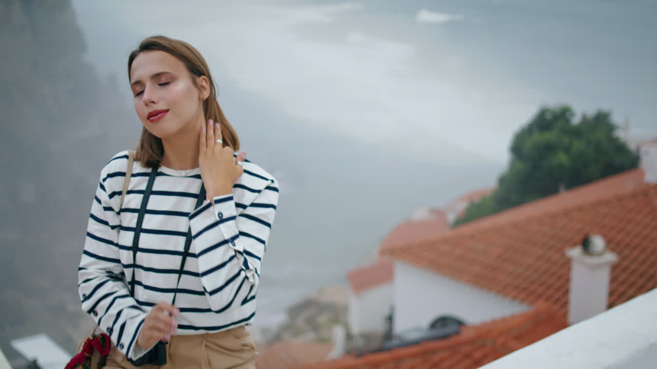 편안한 소녀가 바다에서 휴가 여행을 포즈. 아름다운 밀레니엄 즐기십시오.