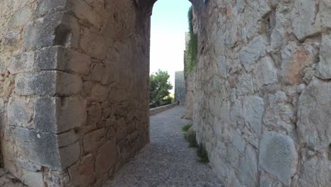 Castillo-De-Jaen,-España-Castillo-De-Jaen-Volando-Y-Tomas-Terrestres-Desde-Este-Castillo-Medieval-En-La-Tarde-De-Verano,-Tambien-Muestra-La-Ciudad-De-Jaen-Hecha-Con-Un-Drone-Y-Una-Camara-De-Accion-A-4k-24fps-Usando-Filtros-Nd-51