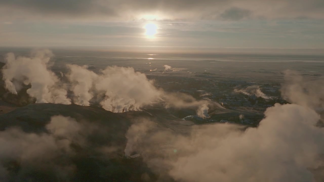南アイスランドの日の出、噴気孔から立ち上る蒸気と雲の上空からの眺め - 空撮
