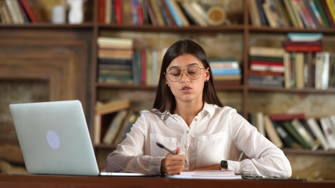 estudiante presentando en la biblioteca