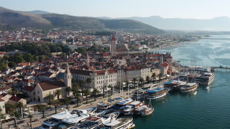 Luftaufnahme-Der-Altstadt-Von-Trogir-Mit-Fähren-Legen-Am-Hafen-In-Der-Adria,-Dalmatien,-Kroatien-An