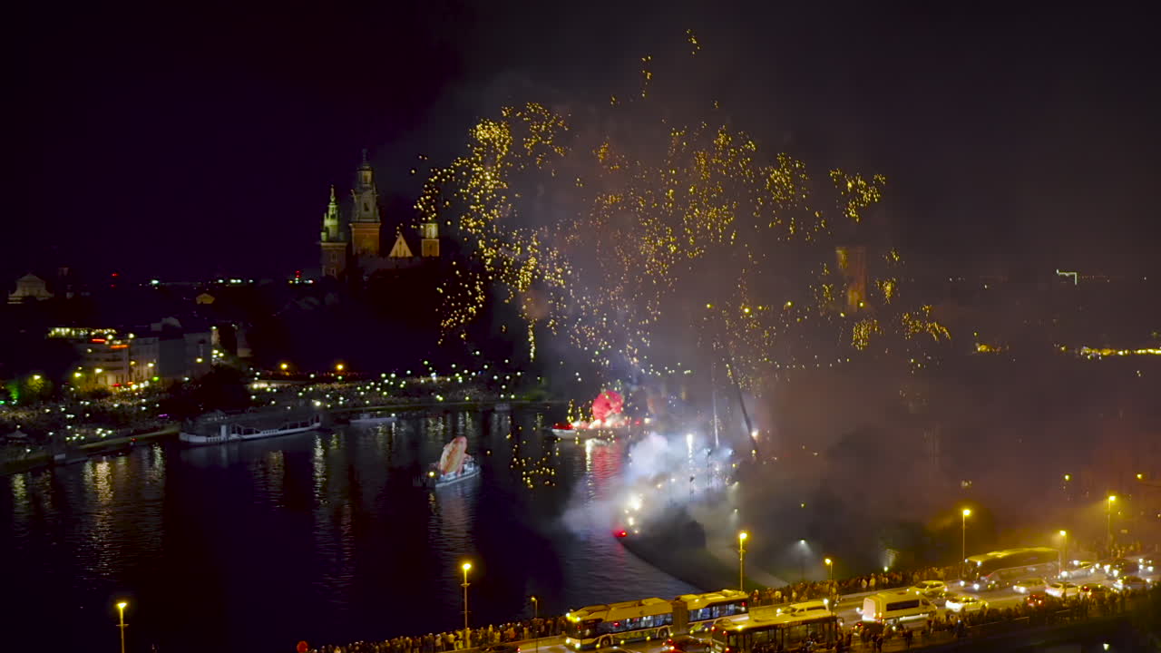 fuegos artificiales sobre el castillo real de wawel y el río vistula en cracovia durante el desfile del dragón, polonia