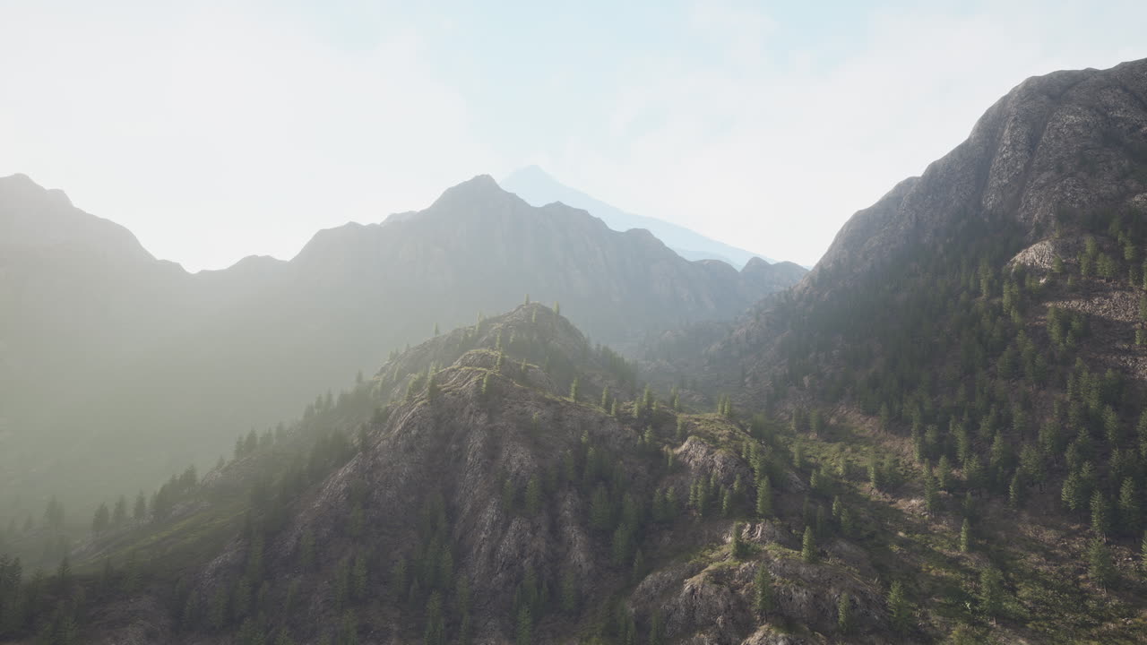 paisaje montañoso brumoso